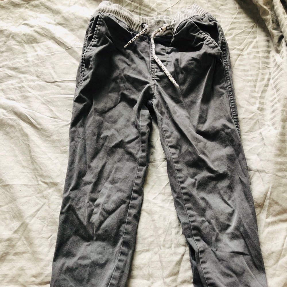 Boys gray joggers size 6.